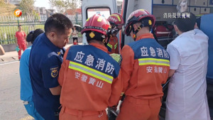 三轮车与轿车相撞 有人员被困