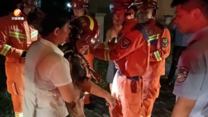 六旬老人不慎坠入深坑 消防急救助