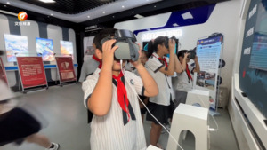 学生走进人防展馆 感受国防力量