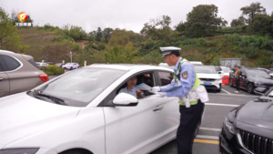 高速交警“白加黑” 全员在岗保畅通