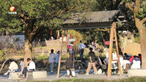 黟县：秋意浓 游客尽享美景
