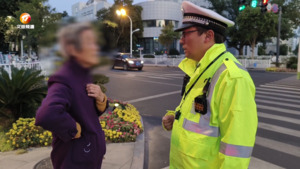 老人晚高峰路口求助 “荧光黄”暖心联系家人