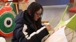 游客体验非遗 古城更添年味