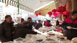 春节临近年味浓 市民置办年货忙
