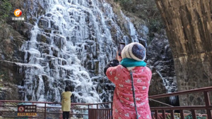 休宁：深山瀑布冻成冰 晶莹剔透如仙境