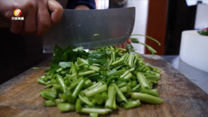 鸭板芹炒土鸡蛋 春日餐桌上的清新滋味
