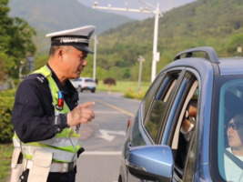 黄山交警全力护航“五一”出行安全