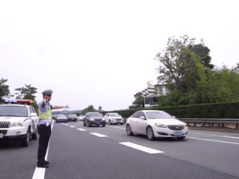 返程高峰昨日到来 黄山交警全力护航