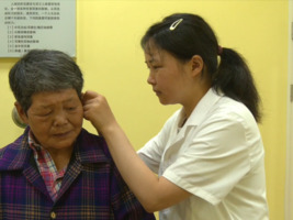 爱心捐赠助听器 助力听障人士获新“声”