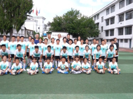 爱心企业向商山小学捐赠足球装备