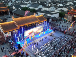鱼灯舞动古城 非遗集市焕新文旅活力