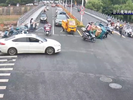三轮车侧翻 警民联合救助