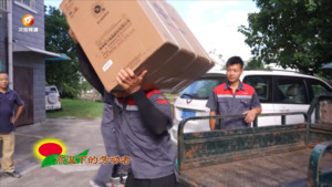 高温下的劳动者：空调安装工
